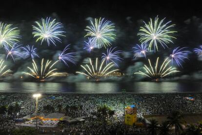 Show de fogos em Copacabana na virada de 2012 para 2013.