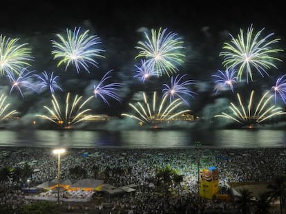 Show de fogos em Copacabana na virada de 2012 para 2013.