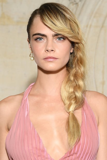 La trenza de toda la vida siempre es una opción para melenas largas. Cara Delevingne la reinventa deconstruyéndola por completo. Una opción perfecta para llevar con raya al lado y ondular un poco el flequillo.