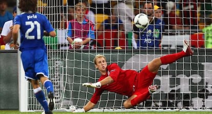 Pirlo dispara el penalti ante Hart.