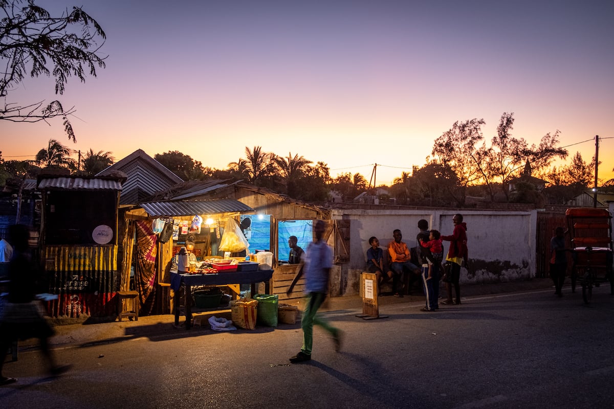 La fractura eléctrica de Madagascar: las ciudades se rebelan contra los apagones mientras el sur rural sobrevive con paneles solares