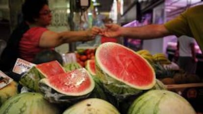 Sandías en un puesto de venta de fruta del mercado central de Valencia.