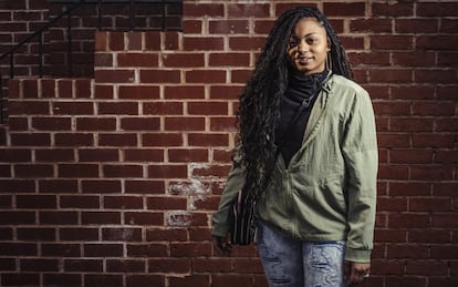 Tasheena Anderson, 29 años. De pequeña su madre le hacía la permanente lisa. Una vez que se hizo mayor, se dejó el pelo rizado. "Me tomó tres años volver a tener mi pelo natural, porque el 'relaxing' [alisado a base de cremas con productos químicos] tarda mucho en salir del todo". Hace un par de años se mudó con su familia de Baltimore a Pensilvania. Su novio no encontró trabajo hasta que se cortó las rastas. "Fue un choque cultural, nunca lo habían discriminado por eso".