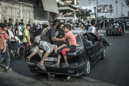 Palestinos salen del barrio de Shiyahiya montados en un coche, el 20 de julio de 2014.