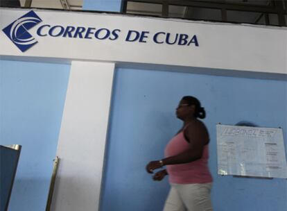 Una mujer entra en una oficina de Correos de La Habana.