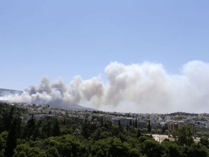 El fum de l'incendi als afores d'Atenes.