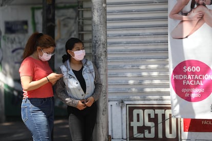 Dos mujeres se protegen del coronavirus con mascarillas, este sábado en Ciudad de México.