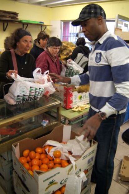 Reparto de alimentos de la ONG Equus Zebra de A Coruña.