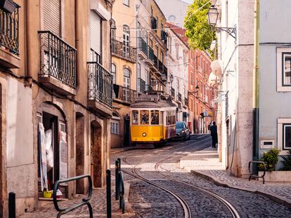 Una calle de la Alfama, en Lisboa.