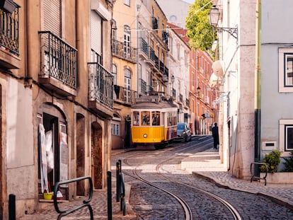 Una calle de la Alfama, en Lisboa.