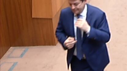 El presidente de castilla y León, Alfonso Fernández Mañueco, hace una peineta en las Cortes regionales, en una captura del vídeo del Pleno.