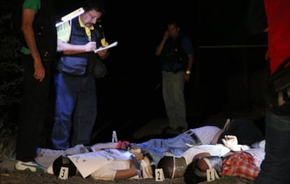 Los cuerpos sin vida de las víctimas yacen en el suelo en Morelia, México.