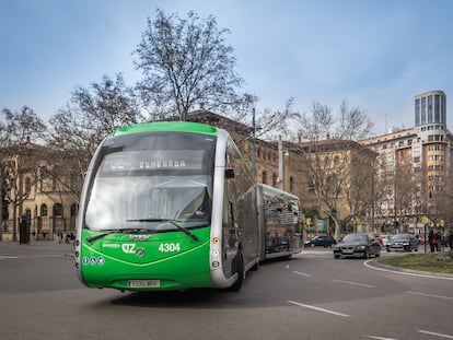 Un autobús eléctrico articulado modelo Irizar Ie Tram circula por las calles de Zaragoza.