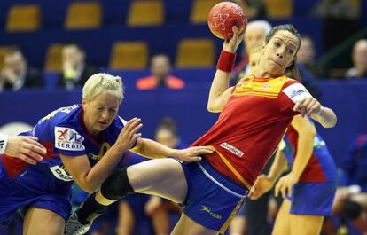 Begoña Fernández lanza ante la oposición de una jugadora rumana.