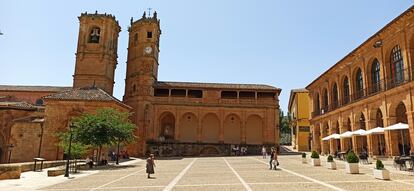 Plaza Mayor de Alcaraz, con la torre de la iglesia de la Santísima Trinidad, a la izquierda, y la del Tardón, sobre la lonja de los dominicos, a la derecha.