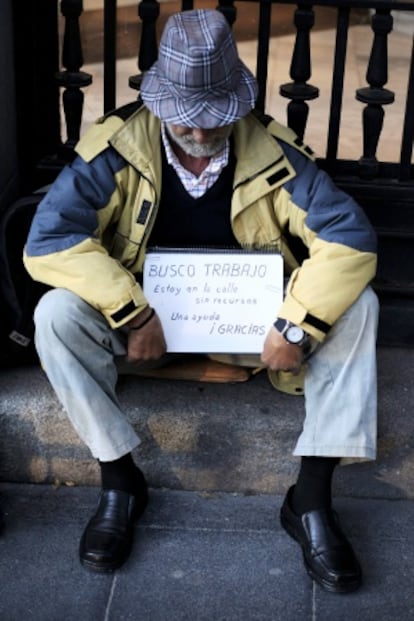Un hombre pide limosna en una calle de Madrid.