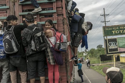 Los migrantes atravesaron Centroamérica a pie, en autobús o viajando a dedo en camiones de carga para llegar a la frontera entre Guatemala y México.