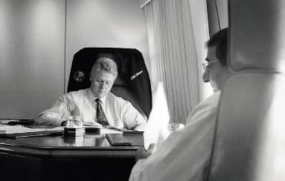 El presidente Bill Cinton a bordo del Air Force One con el implacable Leon Panetta, el jefe de gabinete que, en parte, resolvió el caos mediático y administrativo que había dejado su predecesor en la Casa Blanca.