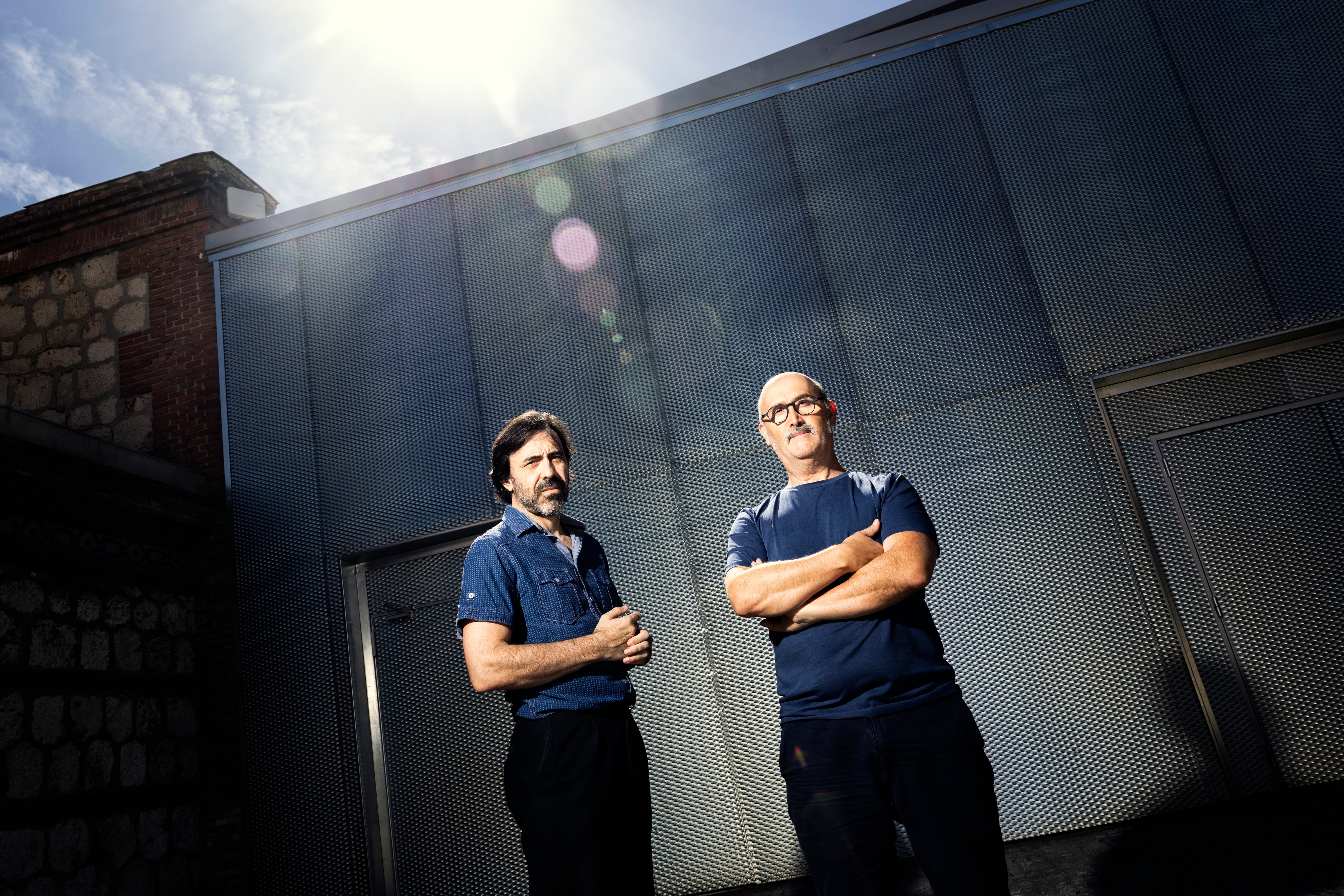 Israel Elejalde y Javier Cámara, en una fachada de Matadero Madrid.