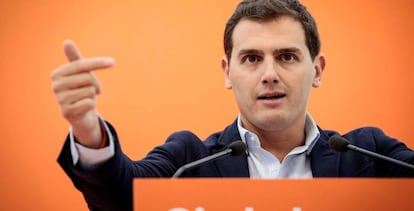 El presidente de Ciudadanos, Albert Rivera, durante una rueda de prensa, este lunes.