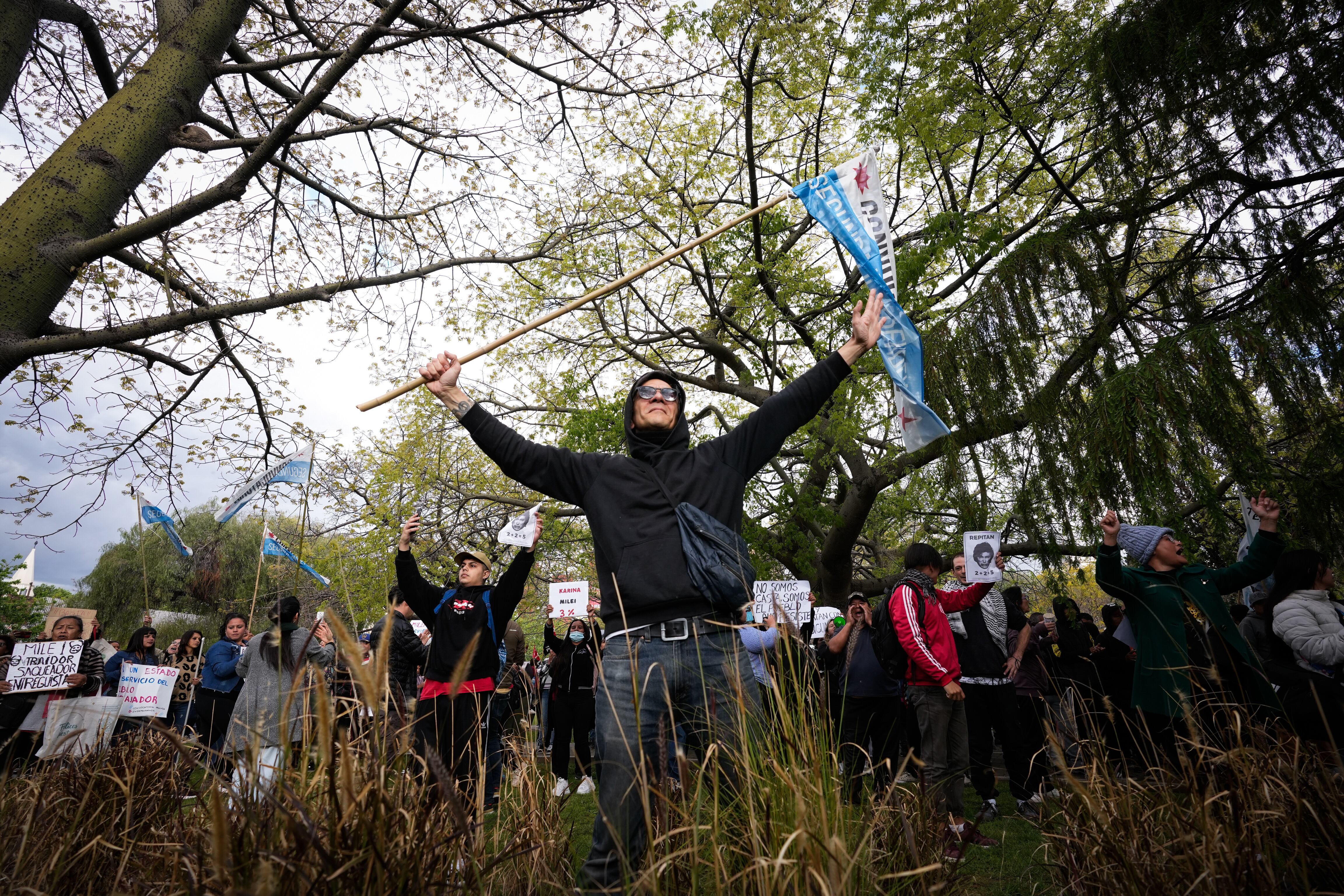 Enfrentamientos momentos antes de la presentación del libro 'La Construcción del Milagro' del presidente argentino Javier Milei, en la ciudad de Buenos Aires.