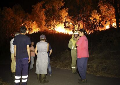 Durante la noche fue necesario desalojar varias viviendas por la proximidad de las llamas