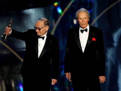 Ennio Morricone recogiendo el Oscar honorífico que le entregó Clint Eastwood en 2007.