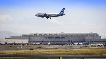 Um avião da empresa Interjet decola do aeroporto do México.