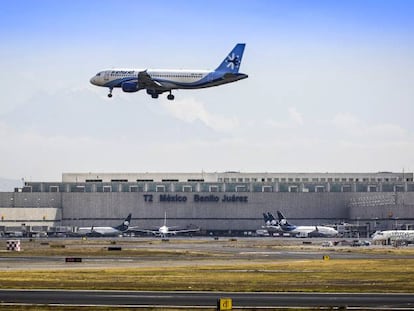 Um avião da empresa Interjet decola do aeroporto do México.