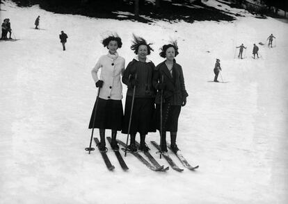 Esquiadoras en la Sierra de Madrid, 1933.