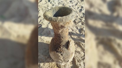 Ánfora encontrada por unos niños en la Playa del Río San Pedro, en Puerto Real, fotografía cedida.