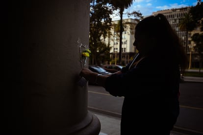 Una mujer coloca flores en señal de luto en las calles de Buenos Aires, la mañana del 21 de abril de 2025. 