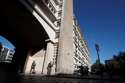 Soldados aseguran el área cerca de la escena donde soldados franceses fueron atropellados.