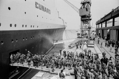 Soldados llevan sus armas y equipos al transatlántico RMS Queen Elizabeth 2 (QE2) mientras se preparan para partir hacia la Guerra de las Malvinas desde los muelles de Southampton en Reino Unido, el 12 de mayo de 1982.