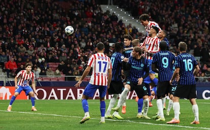 Giménez salta por encima de la defensa del Inter para marcar el gol del triunfo del Atlético.