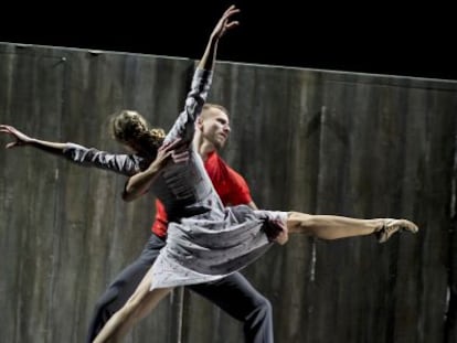 Los bailarines Luisa María Arias y Daan Verboort, de la CND, en 'Walking mad'