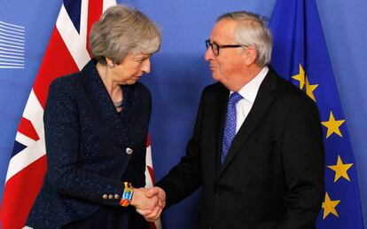 Theresa May e Jean-Claude Juncker, nesta quinta em Bruxelas.