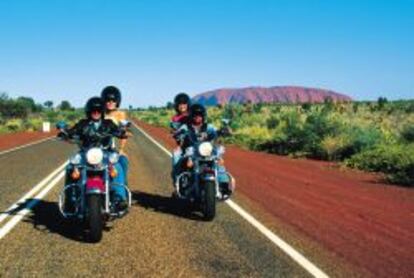 Varias personas realizando una ruta en moto.