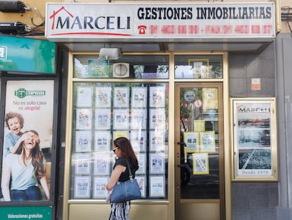 El escaparate de una agencia inmobiliaria en Madrid.