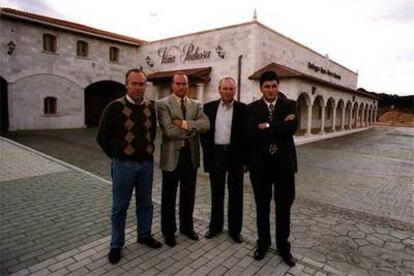 Los hermanos Pérez Pascua a la puerta de su bodega en Ribera del Duero.