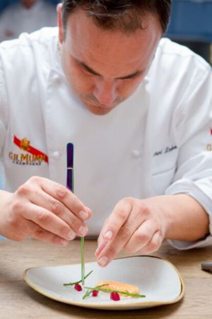 El chef Ángel León termina su plato de caballa en adobo.