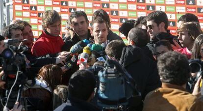 Soldado atiende a los medios a su llegada a la concentración.