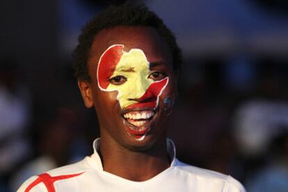 Un aficionado de La Roja, en Nairobi, con el mapa de África coloreado de rojigualda en su rostro.