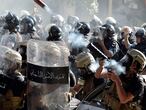 Beirut (Lebanon), 08/08/2020.- Riot police fire tear gas against anti-government protesters during a protest outside of the Lebanese Parliament in Beirut, Lebanon, 08 August 2020. People gathered for the so-called 'the Saturday of the hanging ropes' to protest against the political leaders and calling on those responsible over the explosion to be held accountable. Lebanese Health Ministry on 07 August said at least 154 people were killed, and more than 5,000 injured in the Beirut blast that devastated the port area on 04 August and believed to have been caused by an estimated 2,750 tons of ammonium nitrate stored in a warehouse. (Protestas, Incendio, Líbano) EFE/EPA/WAEL HAMZEH