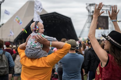 Una familia con un bebé en el concierto de Hacienda Classical en el escenario Pirámide, el 23 de junio de 2017.