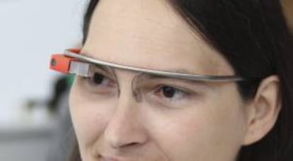 Una empleada de Google explica el funcionamiento de las gafas interactivas. EFE/Archivo