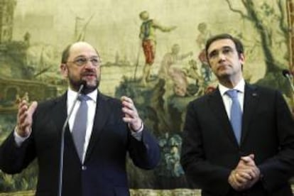 El presidente del Parlamento Europeo (PE), Martin Schulz (i), da hoy una rueda de prensa conjunta con el primer ministro de Portugal, Pedro Passos Coelho (d), en el Palacio de Sao Bento en Lisboa, Portugal.