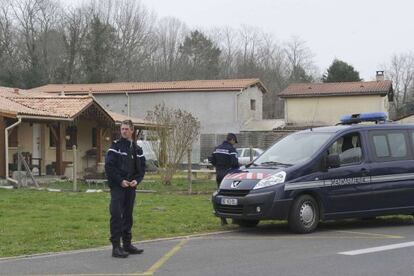 Gendarmes permanecen junto a la casa en la que fueron hallados cinco cadáveres de bébés congelados, este viernes.