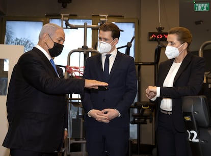 Netanyahu muestra un gimnasio solo para vacunados  al canciller austriaco, Sebastian Kurz (centro), y a la primera ministra danesa, Mette Frederiksen, el jueves en Modiin.