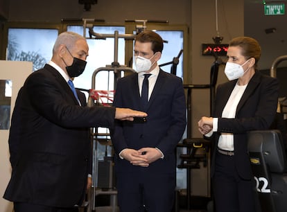 Netanyahu muestra un gimnasio solo para vacunados al canciller austriaco, Sebastian Kurz (centro), y a la primera ministra danesa, Mette Frederiksen, el jueves en Modiin.